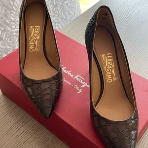 Salvatore Ferragamo US 7.5 C Susi Croc Brown Leather Heels Pumps Shoes